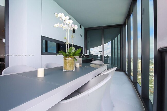 Foto del edificio - 18555 Collins Ave