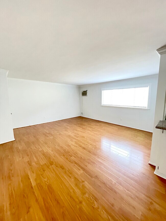 Building Photo - 1419 S Bundy Dr