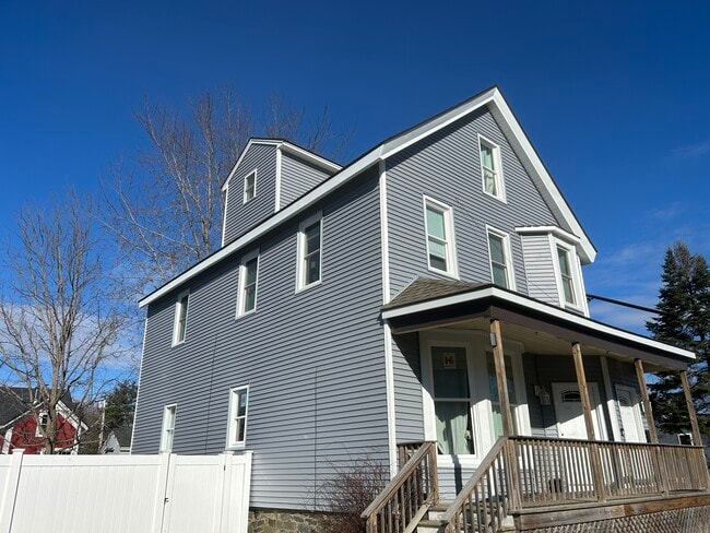 Building Photo - 131 School St