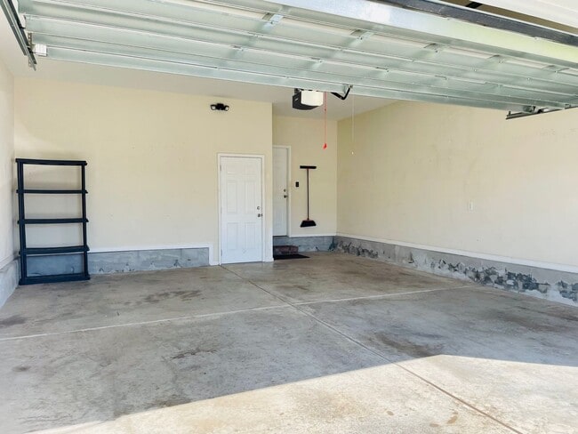 Building Photo - 5 Bedroom/3 Bath home with Garage in Tiger...