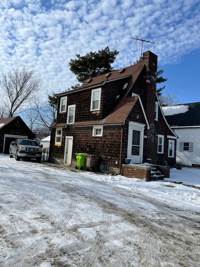 Amplio estacionamiento, con patio trasero cercado y garaje independiente. - 592 E Montcalm St