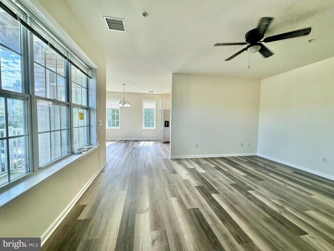 Building Photo - 921 Timberlake Dr