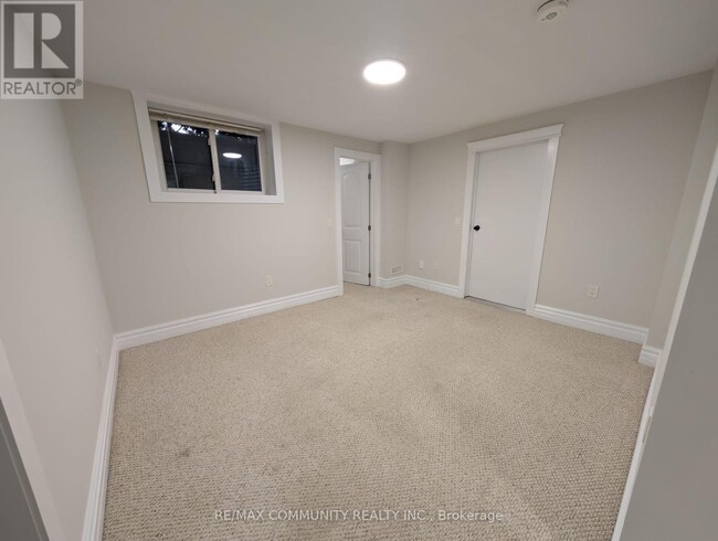 Building Photo - 837 Glenrush St