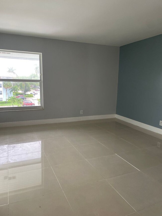 Building Photo - Charming Apartment in Fort Lauderdale