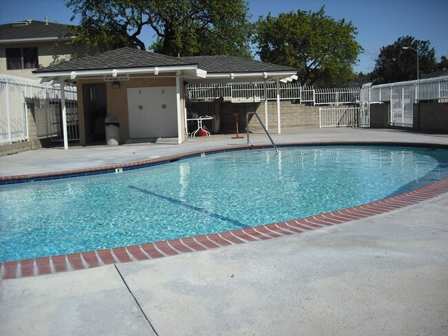 Building Photo - Desirable one level condo near pool