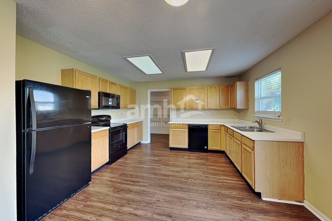 Building Photo - 14470 Forsythia Ln