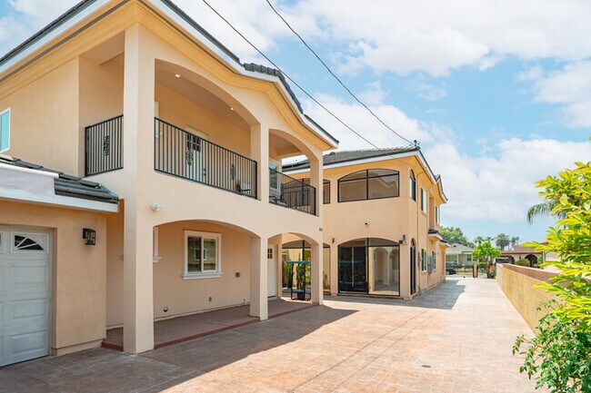 Building Photo - Stylish & Bright 2 Bed 2 Bath | Fully Furn...