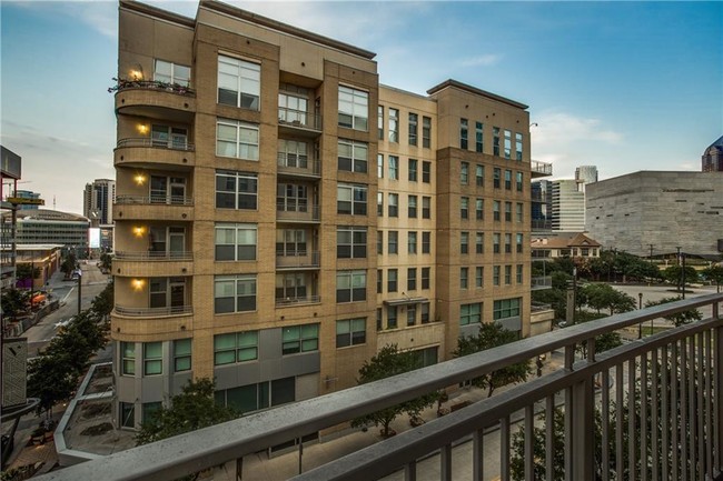 Foto del edificio - 2323 N Houston St