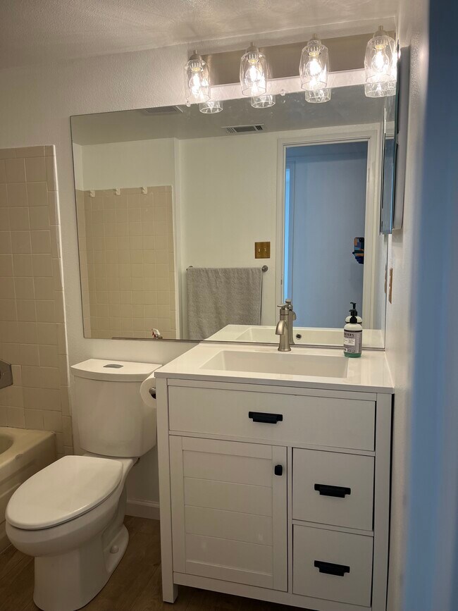 Foto del edificio - 8555 Fairmount Dr