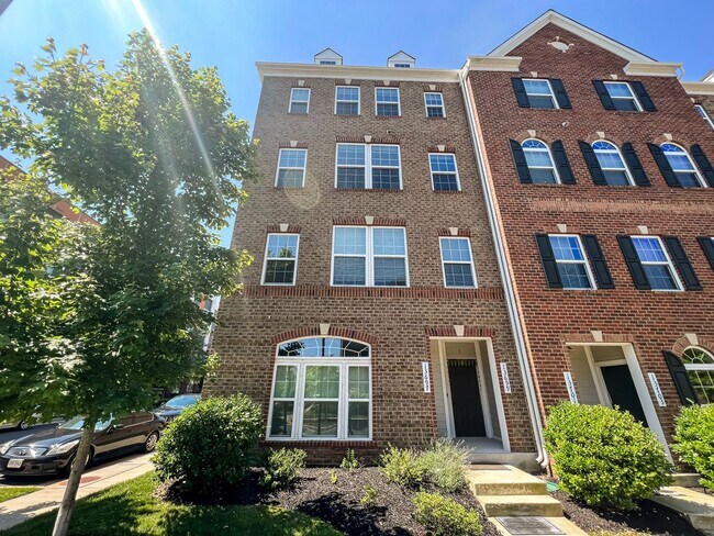Foto del edificio - Stunning and Spacious 3 Bed, 2.5 Bath End-...