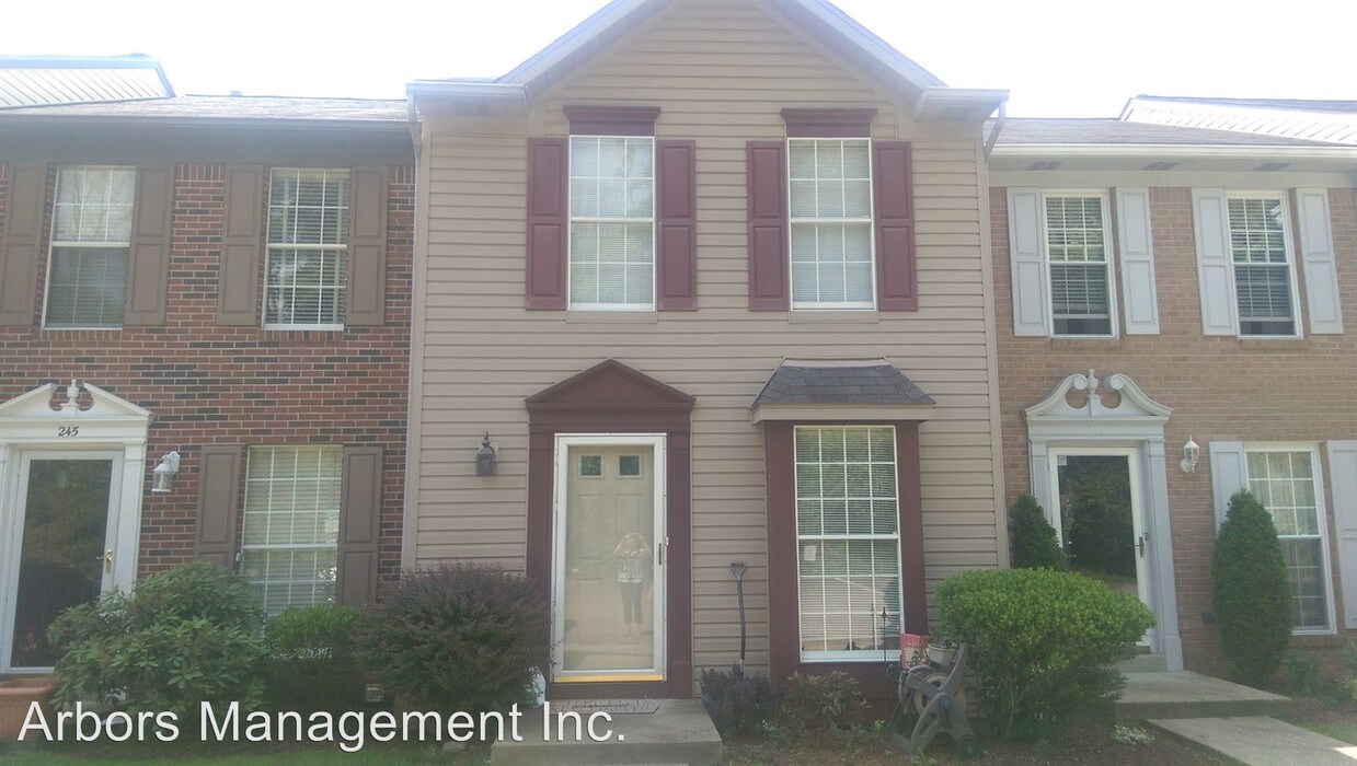 Primary Photo - 247 Coxcomb Hill Rd