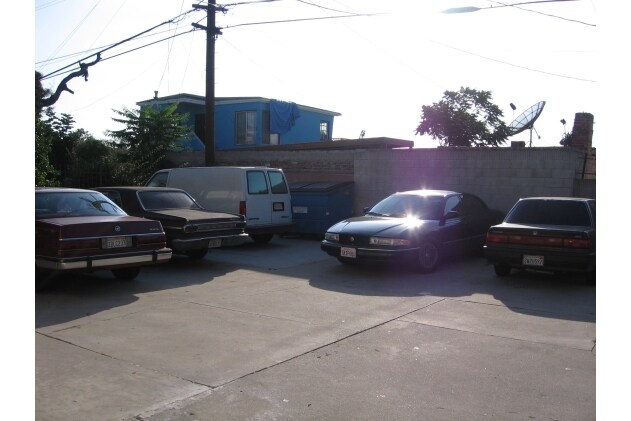 Parking lot - Longwood Apartment