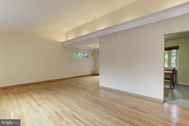 Foto del edificio - 8810 Spring Valley Rd