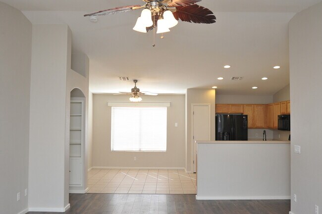 Foto del edificio - Large 1/4 Acre Lot w/NO CARPET