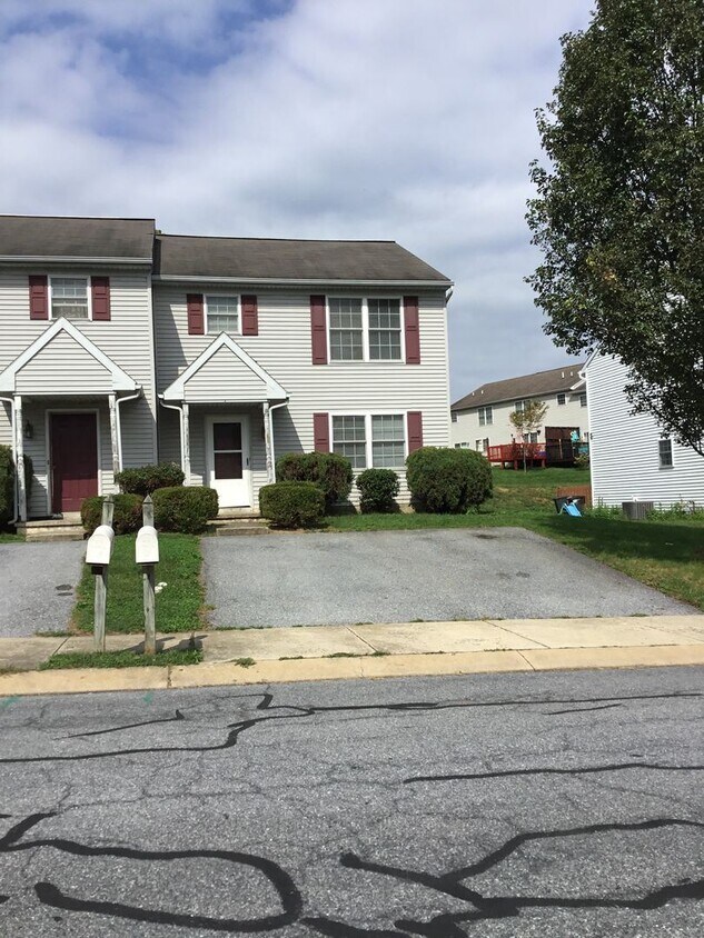 Foto principal - 3 br, 2.5 bath House - 204 ELMSHIRE DRIVE