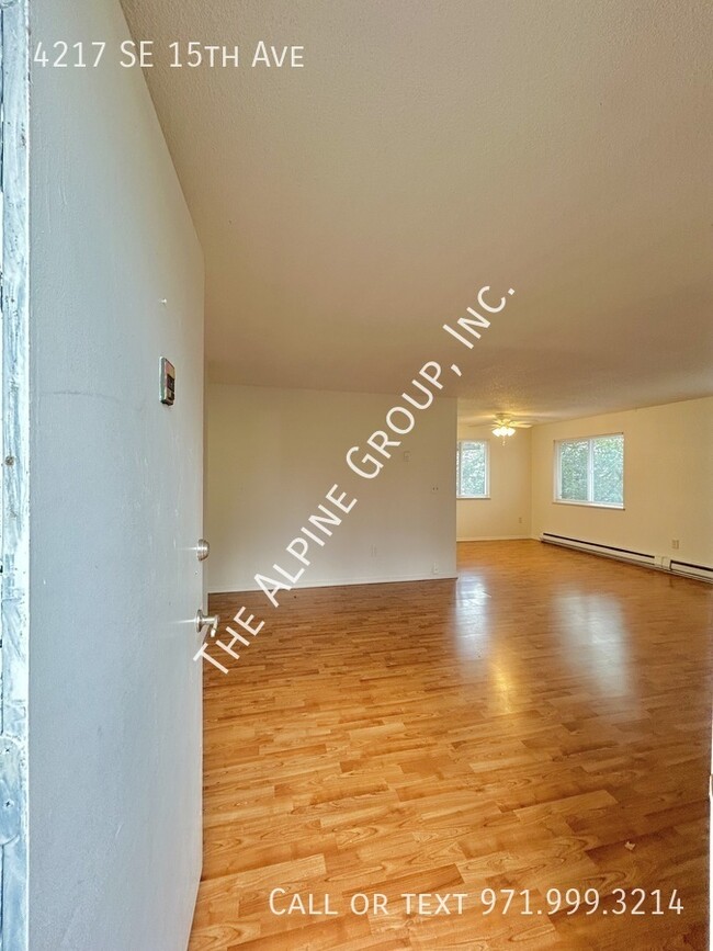 Building Photo - Cozy 2 Bed with Bonus Space in Brooklyn!