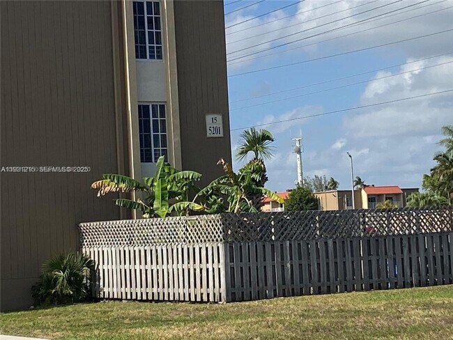 Building Photo - 5201 Geneva Ct