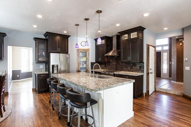 Building Photo - Bright and Spacious Living in Willow Creek