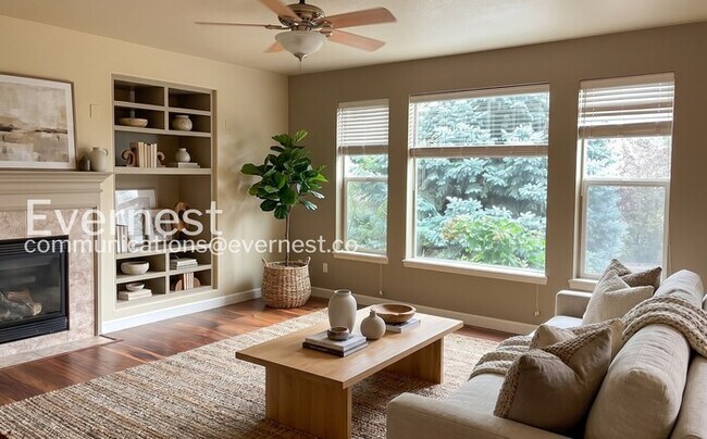 Building Photo - 5 Bed/4 Bath Home with Fenced Yard & Garage / Available Now!