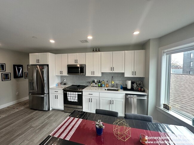 Building Photo - 164 Old Colony Ave