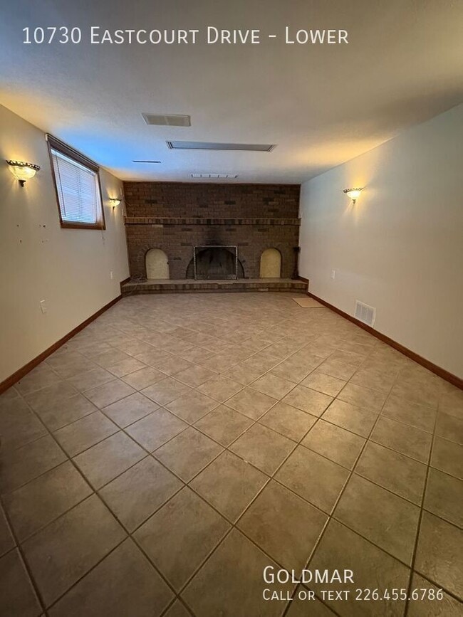 Building Photo - ALL INCLUSIVE One Bedroom Lower Unit