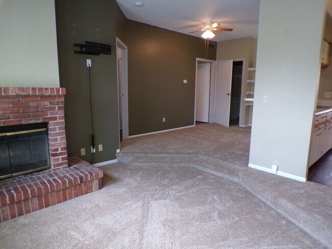 Foto del edificio - Charming 1 Bed, 1 Bath Main-Floor Condo in...