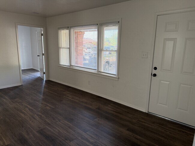 Foto del edificio - 1124 S Holly Ln