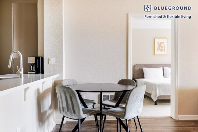 Foto del edificio - 5684 Bay St