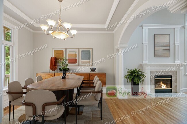Foto del edificio - Like-New and HUGE 5-Bedroom Home in Prime Bellevue Location!!