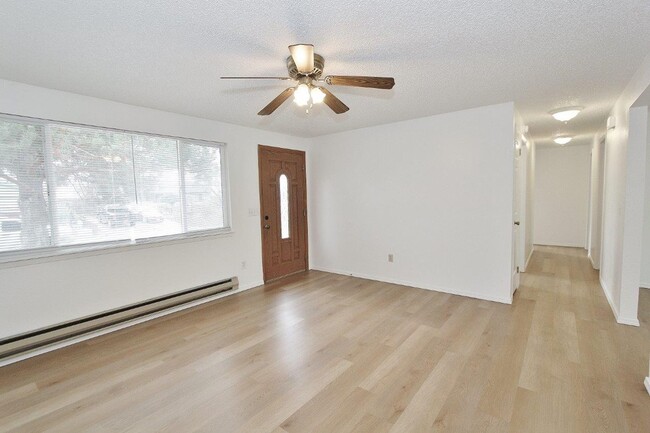 Foto del edificio - Single-Level Home on Corner Lot