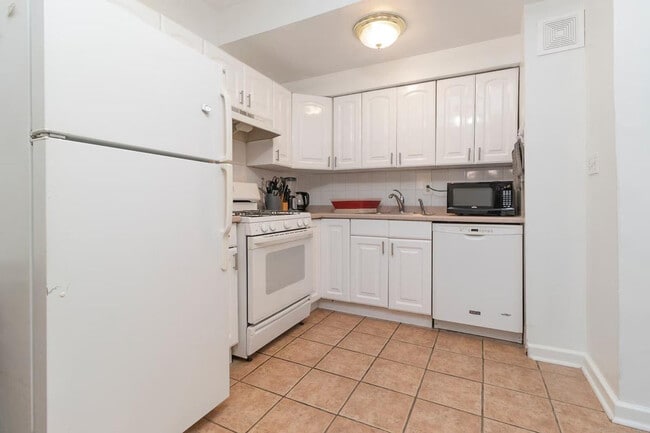 Building Photo - 1569 1st Ave