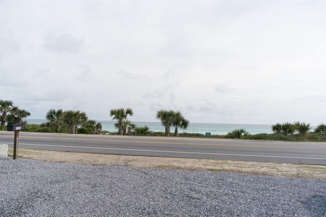 Foto del edificio - Beautiful Three Bedroom with Private Beach...