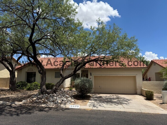 Foto principal - Three Bedroom/Two Bath Home
