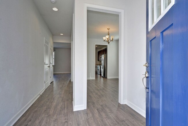 Foto del edificio - Immaculate End-Unit Townhome