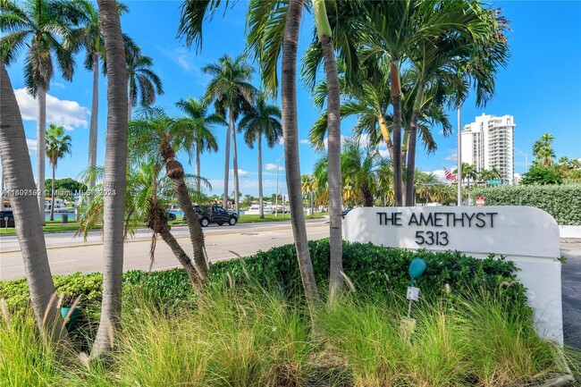 Foto del edificio - 5313 Collins Ave