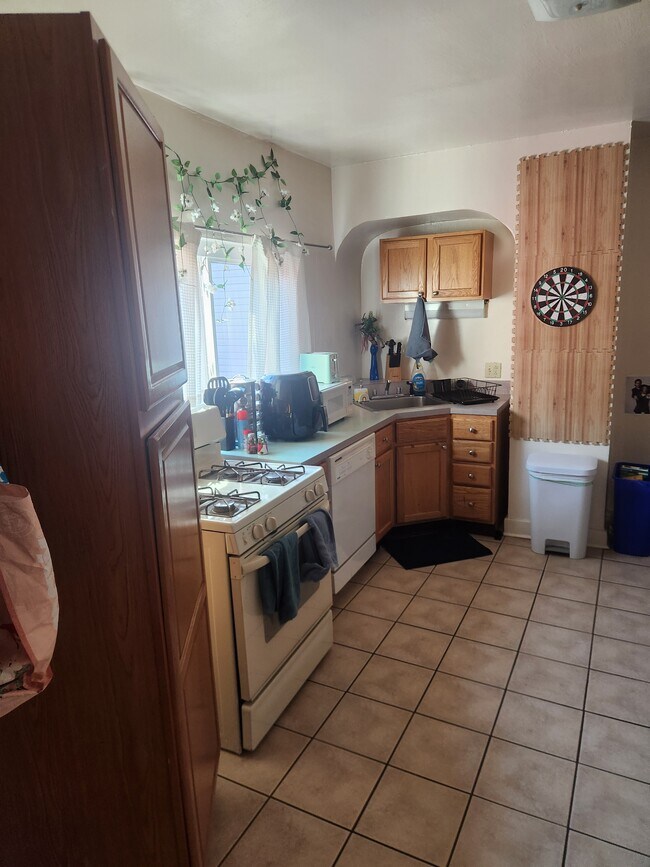 Kitchen - 134 S 25th St Apartments