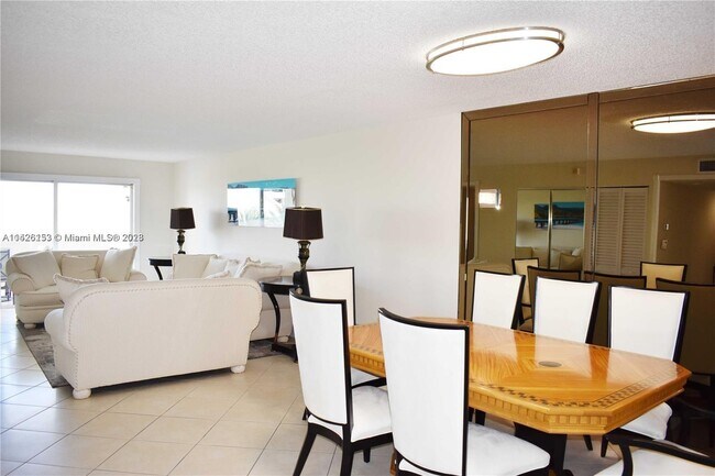 Foto del edificio - 18001 N Bay Rd