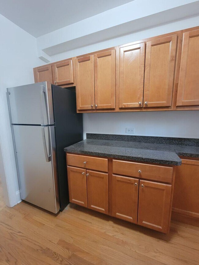 Building Photo - 1 bedroom in Chicago IL 60626
