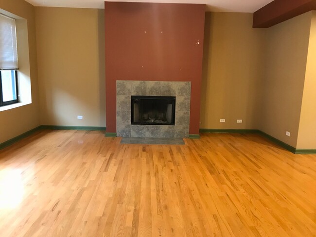Building Photo - Oversize Top Floor 3 Bed, 2 Bath Residence...