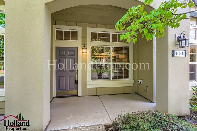 Foto del edificio - Charming Ground-Level Condo in Prime Hills...