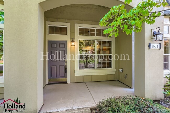 Foto del edificio - Charming Ground-Level Condo in Prime Hillsboro Location with a Garage!