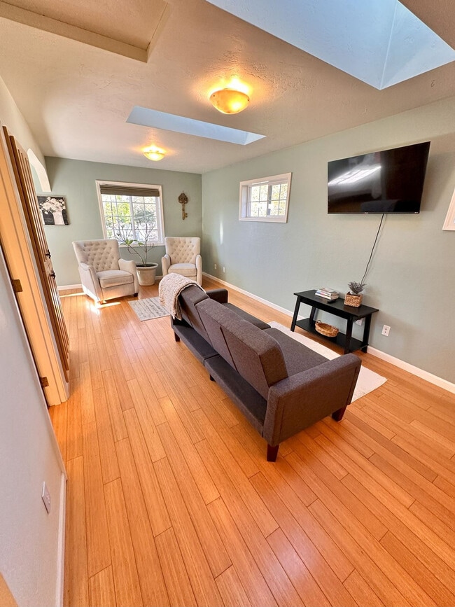 Building Photo - 1428 Crown Ave