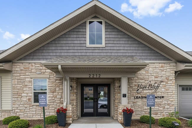 High Bluff Clubhouse - High Bluff Townhomes