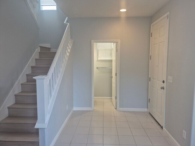Foto del edificio - Charming 3 bed 2.5 bath in The Hamptons Natomas Community.