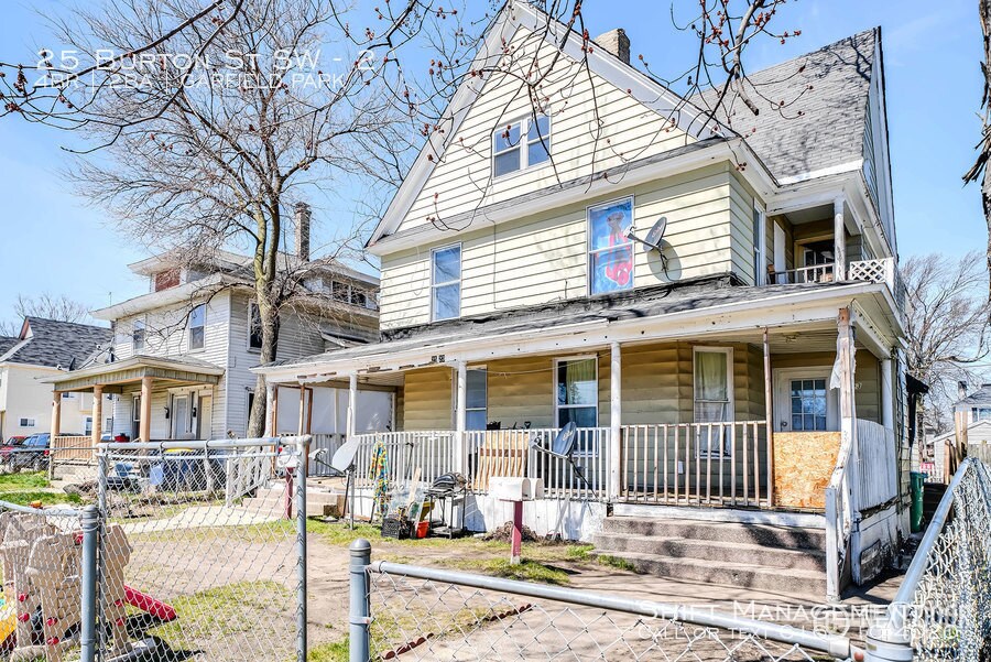 Primary Photo - 25 Burton St SW #2 - Large 3-bedroom unit!