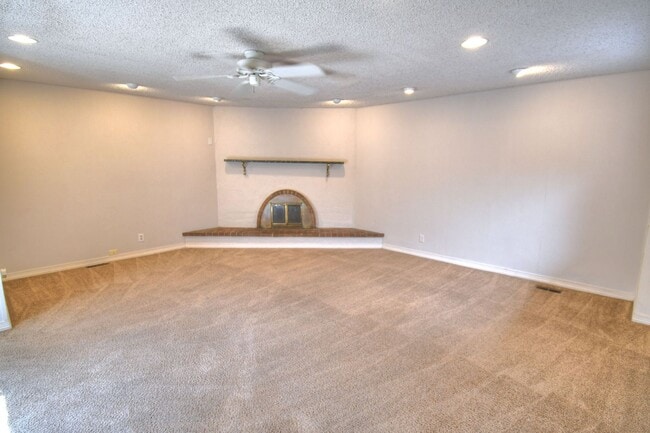 Building Photo - Cute Two Bedroom (possible 3rd Bedroom) in...