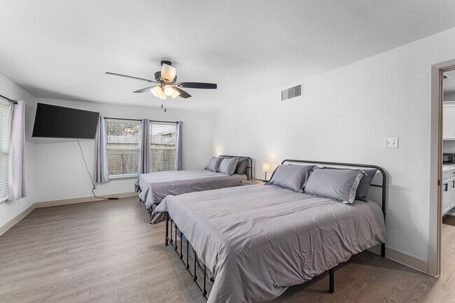 Foto del edificio - 4222 Sherwood Dr