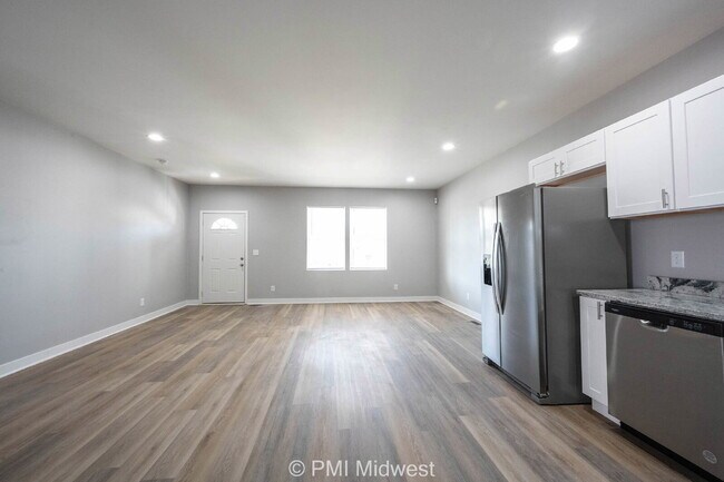 Foto del edificio - "Chic 3-Bed, 2-Bath Townhouse Gem in Indianapolis – 1250 Sq Ft of Modern Living!"