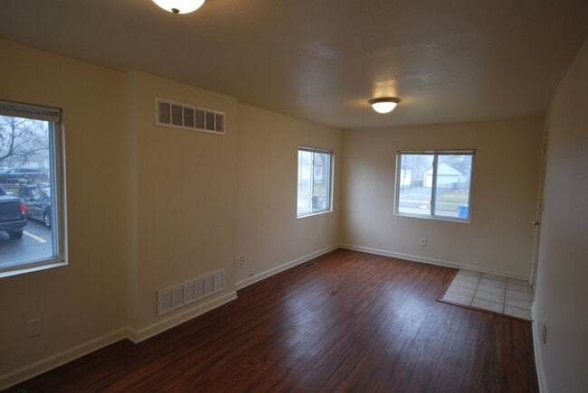 Building Photo - 1027 La Salle