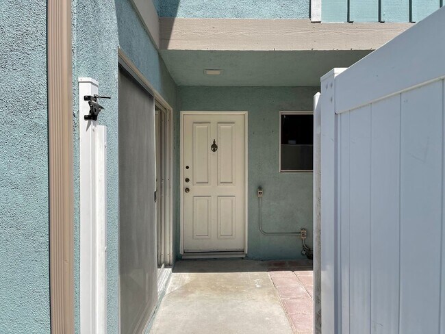 Building Photo - 2 Bedroom + 1.5 Bathroom Condo | Pierpont Beach | Ventura | Unfurnished